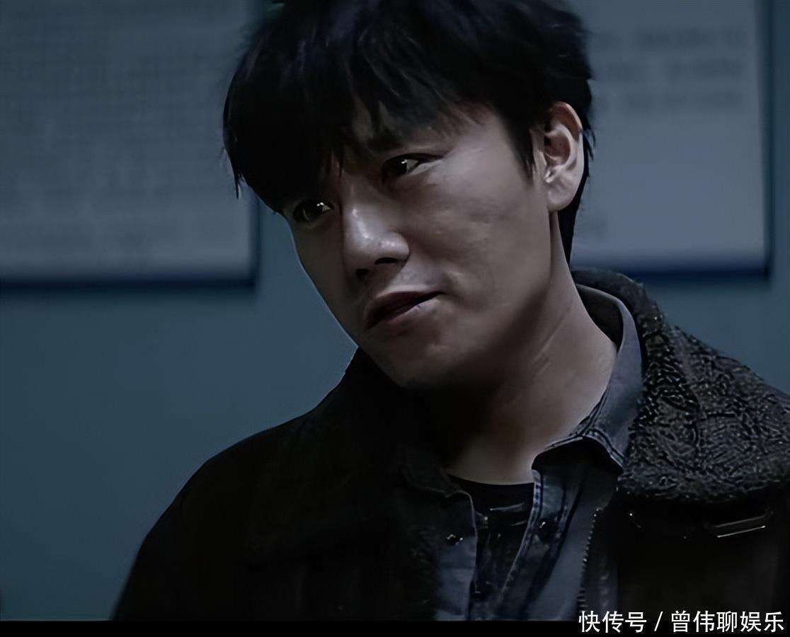 秦昊四川录节目近照曝光头发白了不少坐地摊吃东西没气质